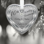 Adorno 10.º Aniversario de los diamantes de plata Keepsak<br><div class="desc">Elegante faux (impreso) plata y diamantes 10 Aniversario Boda mantener el diseño adorno de adorno por Holiday Hearts Designs (derechos reservados). Se proporcionan campos de plantilla para que pueda personalizar con sus nombres, aniversario y fecha. Los estilos, tamaños y posicionamiento de fuentes se pueden personalizar a través del botón "Personalizar"....</div>