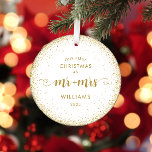 Adorno 1.ª Navidad Sr. y Sra. Gold Purpurina Wreath Photo<br><div class="desc">Conmemorar su primera Navidad comprometida con este deslumbrante marco de fotos de Mr. y Mrs. gold purpurina Wreath. El brillante diseño de la corona aporta un toque de glamour a tus recuerdos vacacionales mientras anhelas tu futuro juntos.</div>