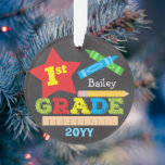 Adorno 1.ᵉʳ Grado de primer grado Keepsake Chalkboard Col<br><div class="desc">Este adorno de primer grado tiene una estrella, un gobernante, un lápiz, lápices de colores y una tipografía atrevida y colorida. Haga clic en el botón personalizar para obtener más opciones para modificar el texto. En nuestra tienda, zazzle.com/store/doodlelulu, podrá encontrar variantes de este diseño, colores adicionales y productos de coordinación....</div>