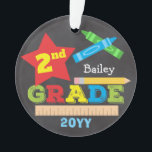 Adorno 2.º grado de segundo grado Keepsake Chalkboard Bri<br><div class="desc">Este adorno de segundo grado tiene una estrella, un gobernante, un lápiz, lápices de colores y una tipografía atrevida y colorida. Haga clic en el botón personalizar para obtener más opciones para modificar el texto. En nuestra tienda, zazzle.com/store/doodlelulu, podrá encontrar variantes de este diseño, colores adicionales y productos de coordinación....</div>
