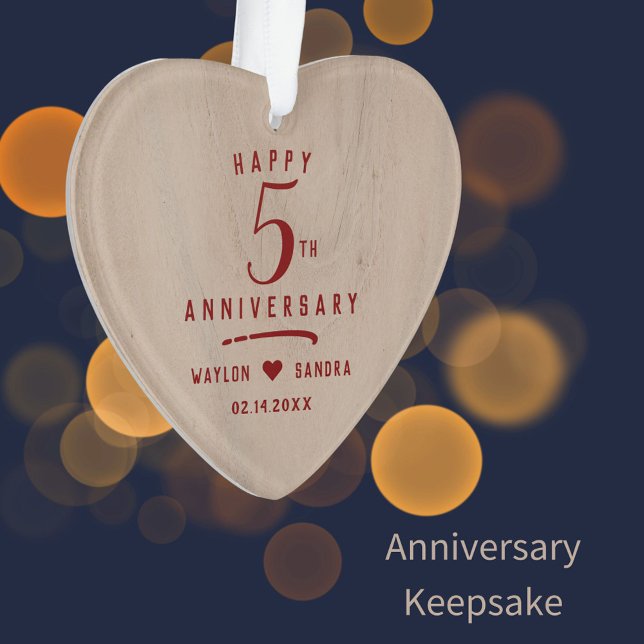 Adorno 5.º Aniversario del Boda del Regalo de la Madera (Wood gift is traditional  for the 5th wedding anniversary. This personalized heart commemorates it.)