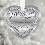 Adorno 70.º Aniversario Boda Diamond Platinum Keepsake<br><div class="desc">Elegantes falsificaciones (impresas) diamantes y el diseño de adorno de foto del 70 aniversario del Boda platino por Holiday Hearts Designs (derechos reservados). Se proporcionan campos de plantilla para que pueda personalizar con sus nombres, aniversario y fecha. Los estilos, tamaños y posicionamiento de fuentes se pueden personalizar a través del...</div>