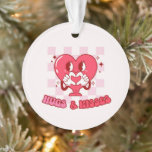 Adorno "Abrazos y besos" | Corazón rosa dulce y amoroso<br><div class="desc">Un diseño dulce y reconfortante con las palabras "Abrazos y besos" en un estilo de letra lúdico y elegante, acentuado con un bonito corazón rosado. Esta adorable obra de arte irradia amor, calidez y afecto, perfecto para gestos El día de San Valentín, románticos o simplemente para difundir amabilidad y positividad....</div>