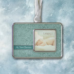 Adorno Aqua Floral Swirly Baby Primera Navidad<br><div class="desc">Este adorno de manicomio de vacaciones incluye su propia fotografía de bebé con un fondo de elegante giro floral azul acuático. Un cartel verde azulado más oscuro sostiene tu texto personalizado; ¡hazlo decir lo que quieras! ¡bonito!</div>