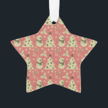 Adorno Árboles de Navidad retro estrella de berry caramel<br><div class="desc">Patrón inmaculado decorado con adorno navideño festivo en un fondo rosa</div>