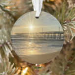 Adorno Asombroso amanecer en Virginia Beach Pier - Sunbur<br><div class="desc">Asombroso amanecer en Virginia Beach Pier - Sunburst Moment Captura la serena belleza de Virginia Beach con esta impresionante fotografía de un amanecer en el icónico muelle. La escena cobra vida con una espectacular explosión de sol que se extiende a través del cielo, lanzando cálidos rayos dorados sobre las tranquilas...</div>