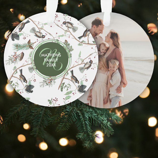 Adorno Aves de pollo Berries y Pinecones Foto de la famil (Chickadee Birds Berries & Pinecones Family Photo Ornament)