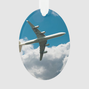 Adorno Avión de reacción que asciende en las nubes