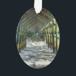 Adorno Bajo el muelle de Folly Beach<br><div class="desc">Olas colisionan bajo el muelle en la playa de Folly en Carolina del Sur. ¿Buscando más impresiones o productos? No dudes en visitar mi tienda: http://www.zazzle.com/timelessmomentsphtgy Esta foto fue tomada por Jennifer White con fotografías de momentos inmaduros. Todas las imágenes tienen derechos de autor © Timeless Moments Photography/Jennifer White. Todos...</div>