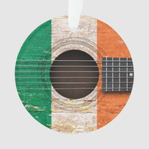 Adorno Bandera irlandesa en la guitarra acústica vieja