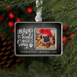 Adorno Barcas festivas | Foto Mascota Primera Navidad<br><div class="desc">¡Bark, cantan los ángeles del heraldo! Conmemorar la primera Navidad de tu mascota con este adorable adorno con fondo de pizarra con una cita con letras a mano adornada con una huella de pata. Añade el título de su personalizado (que se muestra con "[Nombre] primera Navidad" y el año") y...</div>