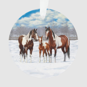 Adorno Bay Pinto Pintando Caballos En Nieve De Invierno