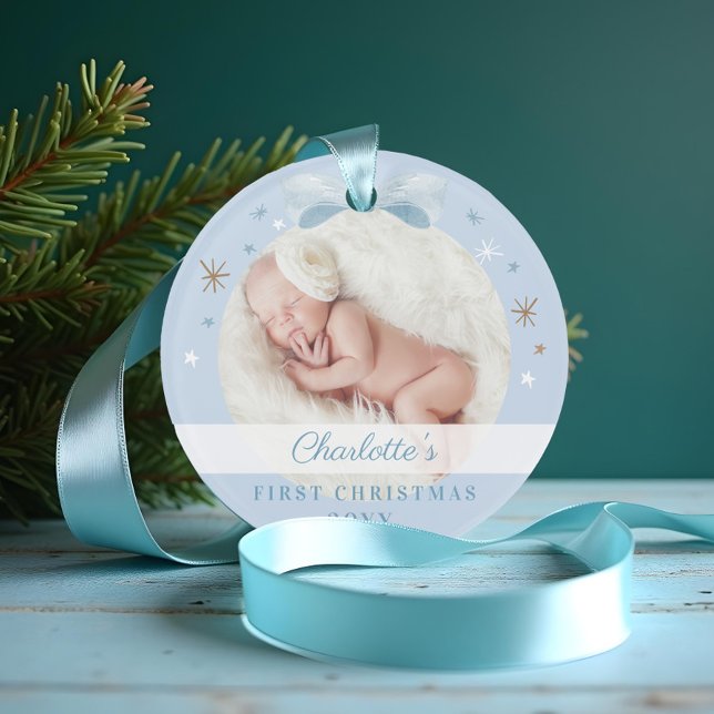 Adorno Bebé primera bola azul de Navidad y estrellas (Baby First Christmas Blue Bow & Stars Ornament)