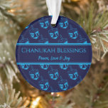 Adorno BENDICIONES CHANUKAH Dreidel Blue Cyan personaliza<br><div class="desc">Elegante y elegante decoración HANUKKAH. El diseño muestra una impresión de modelo cian en un patrón de mosaico con texto de marcador de posición de personalizable que puede reemplazar con su propia elección de saludo y texto. La combinación de colores es azul y cian. Hay otras versiones disponibles. Se pueden...</div>