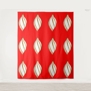 Adorno Blanco y Dorado Tapiz Rojo