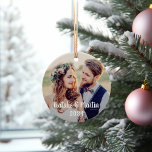 Adorno Boda de escritura moderna de novia y Groom<br><div class="desc">Diseño de ornamentos de fotos simple y elegante para los primeros Navidades casados de una pareja recién casada presenta un texto de escritura blanco personalizado moderno para los nombres y el año que se puede personalizar a cualquier tipo de letra o color. Incluya dos fotos bodas diferentes en cada lado...</div>