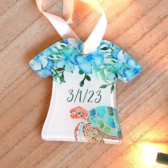 Adorno Boda de la tortuga tropical de los camisas hawaian (Blue Tropical Wedding Keepsake Christmas Ornament, Sea Turtle, Blue Hibiscus Flowers, Hawaiian Shirt)