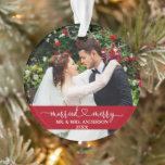 Adorno Boda fotográfico de Corazón con Merry Calligraphy<br><div class="desc">Ornamento de fotos de Boda con guijarros de nieve casada y elegante caligrafía de moras con copos de nieve. Rojo</div>
