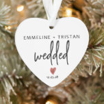 Adorno Boda personalizado<br><div class="desc">Moderno compromiso minimalista corazón en forma de adorno regalo para el futuro novio y novia. Compromiso minimalista moderno con un corazón rojo característico.</div>