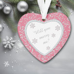 Adorno Boda Propuesta Damask Rosa Faux Diamond<br><div class="desc">¡Qué manera maravillosa y romántica de proponer matrimonio a tu novia! Este adorno de bonito presenta un corazón blanco enmarcado en imágenes falsas de una joya de diamante sobre un fondo de damasco floral de color rosa y plata rosa. Dentro del corazón blanco está tu texto en gris plateado coincidente,...</div>