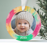 Adorno Borde de tinte de tie con foto y año - Verde rojo<br><div class="desc">Añade un cuadro a esta bonita decoración de vacaciones,  perfecta para los niños. Un divertido y colorido borde de acento de tintes de corbata hace un adorno memorable para tu árbol. Una moderna letra mínima para el año con un lugar para subir una foto cuadrada.</div>