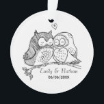 Adorno Búhos dulces en pares de encargo románticos del<br><div class="desc">Ilustracion dulce de los pájaros del amor en el ornamento de encargo del recuerdo a personalizar con las fechas y los nombres para cualquier ocasión romántica.</div>