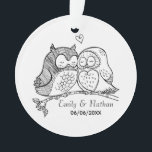 Adorno Búhos dulces en pares de encargo románticos del<br><div class="desc">Ilustracion dulce de los pájaros del amor en el ornamento de encargo del recuerdo a personalizar con las fechas y los nombres para cualquier ocasión romántica.</div>