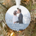Adorno Calligraphy Heart Mr. y la Sra. Boda Dusty Blue<br><div class="desc">Moderno guión Minimalista simple de caligrafía de Mr. y Mrs. Heart Bride y Groom Boda foto ornamento con copos de nieve de vuelta. Azul turbio</div>
