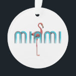 Adorno CAMISETA Miami<br><div class="desc">Colores frescos. Texto de neón. El tiro en un flamenco y usted tienen Miami. Si usted ama la ciudad de playas, los colores brillantes, y una porción entera de diversión, después consiga estos diseños para su viaje siguiente de Miami o amor basado hogar.</div>