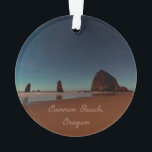 Adorno Cannon Beach Oregon Haystack Rock<br><div class="desc">Cannon Beach Oregon Haystack RockHermosa fotografía de playa nocturna con estrellas sobre el océano.</div>