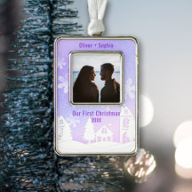 Casas nevadas de la maravilla del invierno púrpura