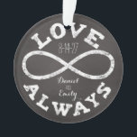 Adorno Chalkboard Infinity Love Boda Fecha y nombres<br><div class="desc">¡Celebra el amor infinito entre tu novia y novio favoritos con este adorno personalizado! Un símbolo de infinito tiza blanca y un texto de "Amor Siempre" rodean los nombres de una pareja y la fecha boda en un fondo de pizarra negra. Hace un regalo hermoso, moderno y personalizado para los...</div>