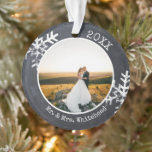 Adorno Chalkboard rústico Navidades recién casados con co<br><div class="desc">Este es un adorno perfecto para un regalo familiar. Con su pizarra y sus copos de nieve rústicos blancos,  podrá decorar el árbol con este diseño personalizado.</div>