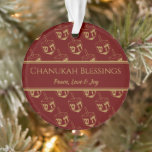 Adorno CHANUKAH BENDICIONES Dreidel Burgundy personalizad<br><div class="desc">Elegante y elegante decoración HANUKKAH. El diseño muestra una impresión dreidel de color oro en un patrón de baldosas con texto de marcador de posición de personalizable que puede reemplazar con su propia elección de saludo y texto. Los colores son burdeos y dorados. Hay otras versiones disponibles. En la colección...</div>