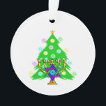 Adorno Chanukkah y navidad<br><div class="desc">Jánuca y el navidad juntos es perfectos para las familias interconfesionales que celebran ambos días de fiesta. Atracción de un menorah del chanukah delante de un árbol de navidad que pone en evidencia el alcohol de los días de fiesta.</div>