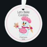 Adorno Chef Rosa Snowman Cookie Baker Nombre Navidades<br><div class="desc">Ornamento de Snowman Baker, chef rosa y blanco, para niños y adultos. El adorno perfecto para la abuela para regalarle a su galleta favorita. El fondo de las galletas espolvoreadas con las palabras "Hagamos galletas", que se pueden cambiar si lo desea. Es un regalo personalizado perfecto para la familia o...</div>