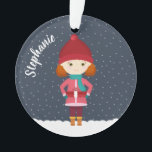 Adorno Chica en la nevada de invierno<br><div class="desc">Chica en invierno Snowfall Snowman Winter Wonderland, celebra la temporada con este divertido y caprichoso tema invernal. Este diseño de invierno consiste en un divertido y encantador muñeco de nieve y dos animados niños vestidos con sus suéteres de invierno más cálidos. Trae la diversión con los accesorios a juego, regalos,...</div>
