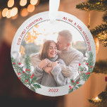 Adorno Classic Holly Pine Silver Frame Photo Newlyweds<br><div class="desc">Foto de marco clásico Holly Pine Silver Fotograma Recién casados El primer ornamento navideño tiene un marco plateado brillante adornado con adorno de pino y cinta para mostrar su propia memoria especial. El brillante y brillante borde plateado rodea tus fotos conmemorativas. Las cintas hueca, de pino y de seda completan...</div>