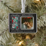 Adorno Con Marco Chalkboard Mistletoe Vintage Primera Foto De Navid<br><div class="desc">Vintage Black Chalkboard Mistletoes, Love Peace Joy Besa Nuestra Primera Navidad Como Sr. Y Sra., Rojo Y Verde, Negrita Y Coloridas Letras Modernas En Bloque Typografía, Ornamento Boda De Fotos. Diseñado por fat*fa*tin. Fácil de personalizar con su propio texto, foto o imagen. Para solicitudes de personalizados, por favor contacte directamente...</div>