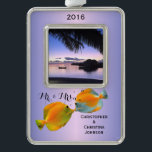 Adorno Con Marco El dulce del par besa pescados del coral de la<br><div class="desc">Este ornamento de encargo hermoso se adorna con una imagen de la inserción de la puesta del sol de Maldivas en una de las islas alejadas con una palmera en el primero plano. Una fila de las casas de planta baja del agua y una góndola están en el fondo que...</div>