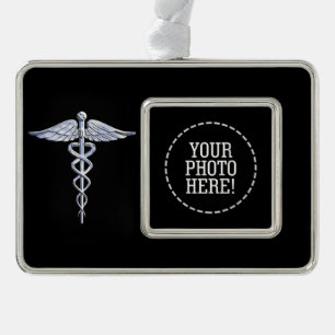 Adorno Con Marco Símbolo médico de Caduceus plateado sobre negro
