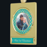 Adorno Con Rótulo Dorado Azul verde azulado Primer corazón de oro de Navida<br><div class="desc">En este elegante adorno navideño, tu propia fotografía ocupa el centro del escenario dentro de un delgado marco dorado brillante, que se coloca sobre un fondo azul verde azulado bonito decorado con un patrón dorado del corazón. El texto de su personalizado está en oro pálido en un cartel que coincida....</div>