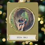 Adorno Con Rótulo Dorado Foto de viaje anual<br><div class="desc">Captura tus aventuras anuales con nuestros Navidades elegantes y modernos o con adornos vacacionales, disponibles en oro o plata. Este ornamento personalizado cuenta con una foto en círculo y un texto de estilo banner debajo, perfecto para entrar en el año y la ubicación de su destino anual de vacaciones. Diseñado...</div>