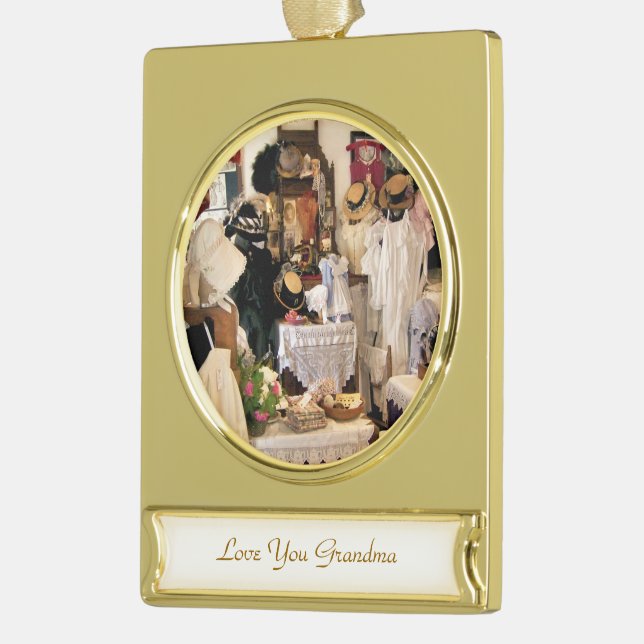 ADORNO CON RÓTULO DORADO INGLATERRA VICTORIANA (Izquierda)