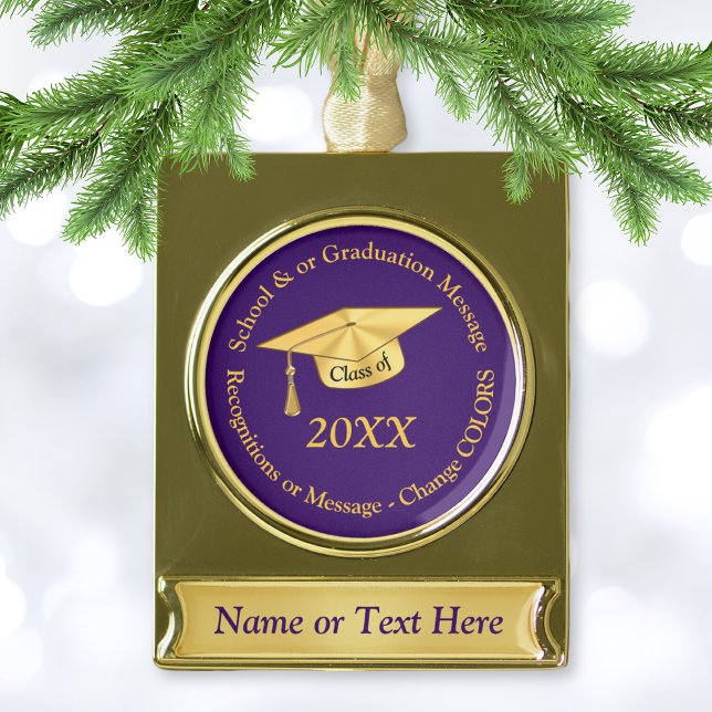 Adorno Con Rótulo Dorado Ornamentos de Graduación Personalizados Purple y G (Graduation Ornaments. Inexpensive graduation gifts. Graduation Christmas Tree Ornament, for him, her)