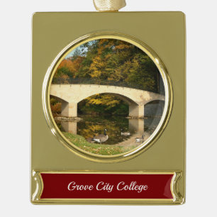 Adorno Con Rótulo Dorado Puente Arcoíris en Otoño en Grove City College