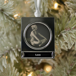 Adorno Con Rótulo Plateado Amar a un pobre Chica de la doncella sentada en la