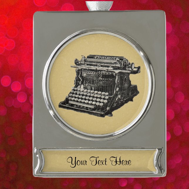 Adorno Con Rótulo Plateado Antigua vieja máquina de escribir de moda (Vintage old black manual Victorian typewriter on tan hanging ornament.)