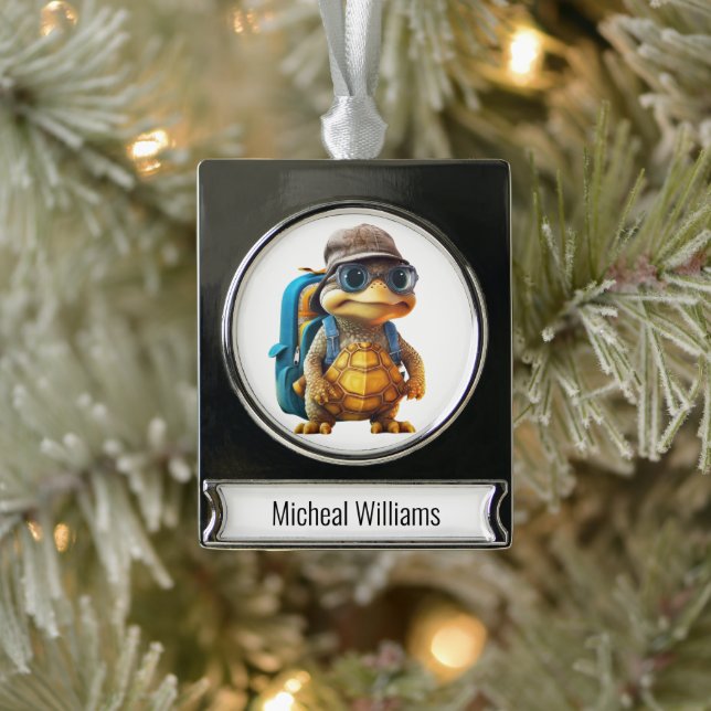 Adorno Con Rótulo Plateado Aventurous Cute Turtle con mochila, (Árbol)