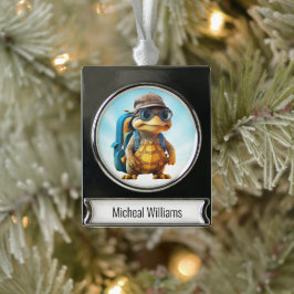 Adorno Con Rótulo Plateado Aventurous Cute Turtle con mochila,